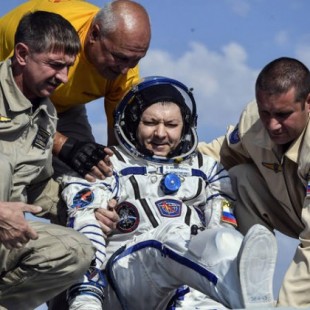 La nave tripulada rusa Soyuz MS-11 aterriza en la estepa kazaja
