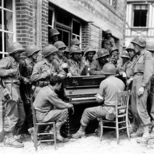 Cuando el ejército de Estados Unidos lanzaba pianos en paracaídas a sus tropas