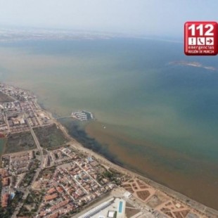La polémica vuelve al Mar Menor por una foto publicada en Twitter por el 112
