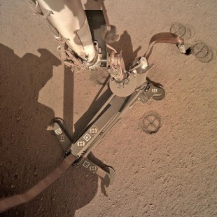 El «topo» de la sonda InSight no consigue introducirse bajo la superficie de Marte