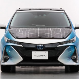 Toyota presenta un coche híbrido enchufable que gracias a la energía solar apenas habrá que enchufar