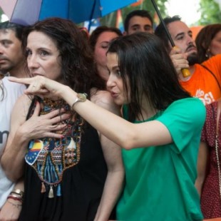 El hilo de un fotógrafo que muestra a Inés Arrimadas retando a manifestantes del Orgullo