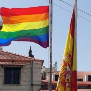 La Embajada de España en Líbano iza la bandera arcoiris en un país que persigue y castiga al colectivo LGTBI