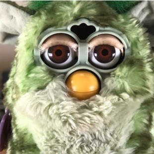 Si los Furbys ya daban miedo, atérrate con Furlexa: un Furby con una raspberry y Amazon Alexa