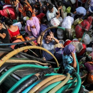 Sequía en Nueva Delhi: los ricos tienen agua a espuertas, los pobres luchan por cada gota