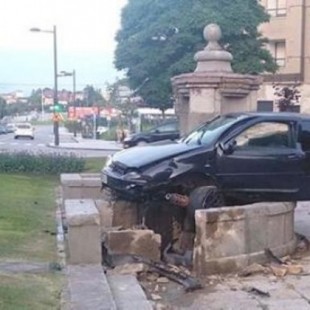 El conductor que empotró su coche contra la fuente de Cuatro Caños de Oviedo es uno de los atrapados del Angliru