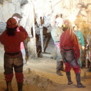 ¿Cómo es la ruta de la cueva Coventosa, la más mítica de España y la que más rescates acumula?