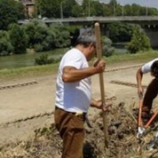 En Italia ponen a los presos a asfaltar rutas y limpiar las calles