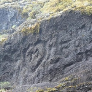 Graban corazones y nombres en un depósito de ceniza volcánica de la Reserva Natural de Mencáfete