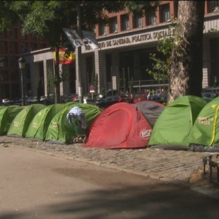 Crece la acampada de los 'sin techo' en Paseo del Prado