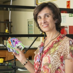 Una profesora de la UPM diseña una baraja de cartas de la tabla periódica