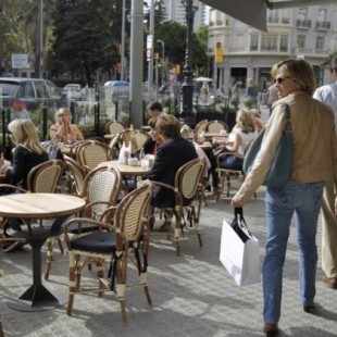 Catalunya prohibirá fumar en las terrazas al aire libre y en las marquesinas del bus