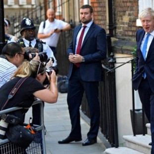 La llegada de Boris Johnson a Downing Street provoca una estampida en el Gobierno y suma dudas sobre el 'brexit'
