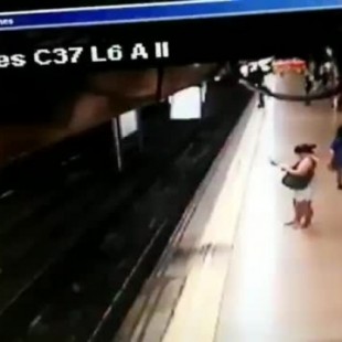 Prisión sin fianza para el hombre que tiró de una patada a un joven a las vías del Metro de Madrid