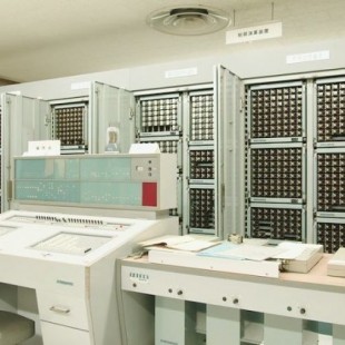 En Japón un técnico informático se encarga de que este ordenador de 1959 siga funcionando 60 años después
