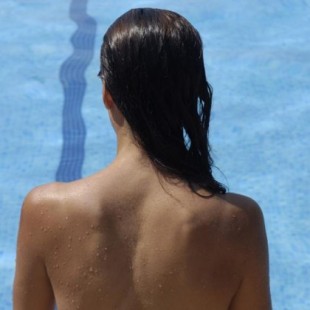 Las piscinas municipales de Barcelona deberán permitir el ‘topless’