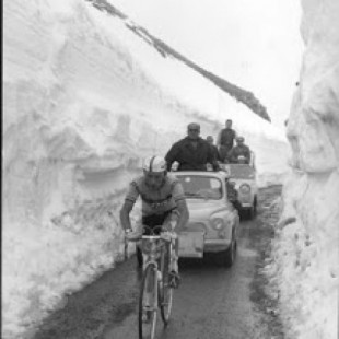 Cuando los ciclistas atravesaban nevadas, el Paso Stelvio