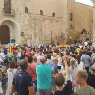 La policía confisca banderas y pancartas a la manifestación republicana en el Palacio de la Almudaina