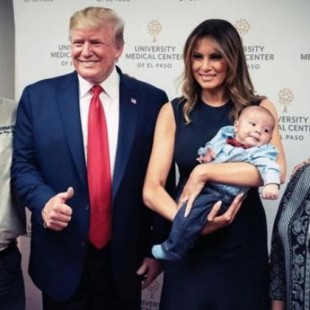 Polémica por una fotografía de Trump con un pulgar hacia arriba junto a un bebé huérfano en Texas