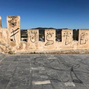 Arrestados dos jóvenes por pintar parte de la muralla de Sagunt