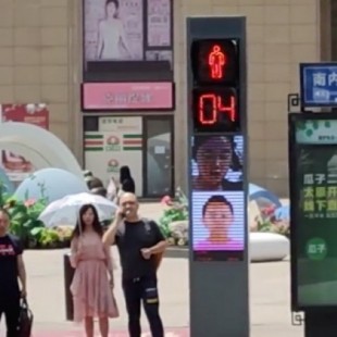 Los semáforos chinos detectan a quienes no cruzan debidamente y exponen su caras públicamente para avergonzarles