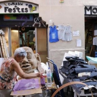 Destrozan la decoración de una calle de las Fiestas de Gràcia porque consideraron que es racista