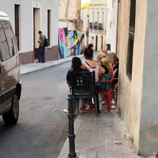 Los vecinos del centro de Badajoz denuncian calles cortadas con sillas, piscinas o barbacoas