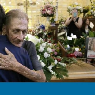 Cientos de personas arropan al viudo de una víctima de la matanza de El Paso que temía quedarse solo en el funeral