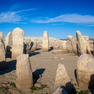 Piden "rescatar de las aguas" un dolmen que la sequía ha dejado al descubierto en el embalse de Valdecañas