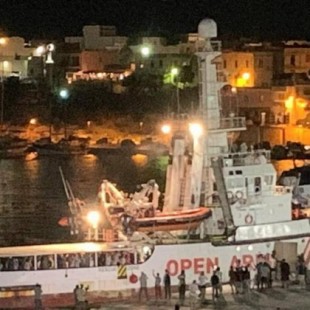 Open Arms, los migrantes desembarcan en Lampedusa después de la toma del barco por parte del Fiscal