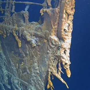Nuevas imágenes del Titanic muestran cómo los microbios van consumiendo el barco (en)