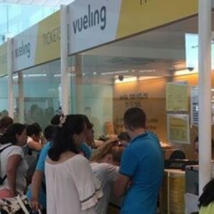 Vueling sucumbe a la huelga de El Prat: cancela 112 de sus vuelos de este fin de semana