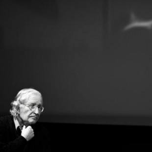 Chomsky: “EE.UU es el único país en el mundo desarrollado en el que la mortalidad está aumentando”