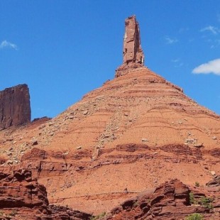 Esta roca oscila como un péndulo de 120 metros de altura