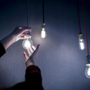 Cientos de hogares abandonan cada día la tarifa regulada de la luz pese a ser la mas económica