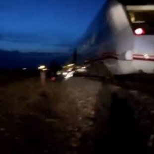 Otra avería en el tren de Extremadura deja tirados casi tres horas a los pasajeros en medio del campo y de noche