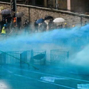 La policía de Hong Kong está rociando a los manifestantes con agua tintada de azul para marcarlos (ENG)