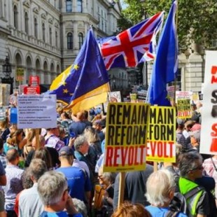 Miles de personas protestan en el Reino Unido contra el 'golpe' de Johnson