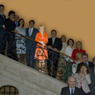Aguirre, en el centro de la escalinata de "ranas" doce años después