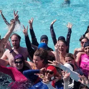 Cierran una piscina tras un baño reivindicativo de 15 mujeres a favor del “burkini”