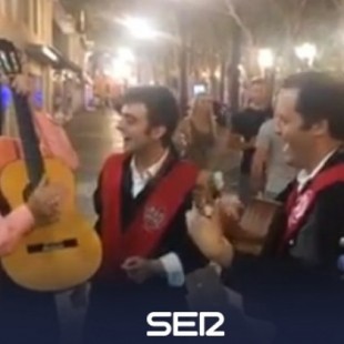 Kevin Spacey se une a la Tuna de Sevilla, guitarra en mano, para cantar "La Bamba"