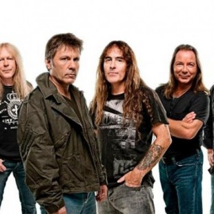 Bruce Dickinson para un concierto de Iron Maiden por la paliza a un fan