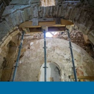 Los arqueólogos rescatan la puerta principal de la muralla del siglo XI de Granada que se creía destruida