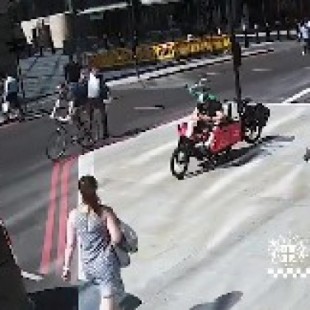 Ciclista ataca con un cabezazo a un peatón en una escena de furia en la carretera