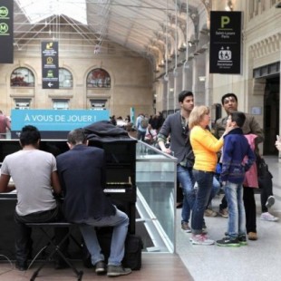 Francia: el éxito de los pianos en las estaciones de trenes