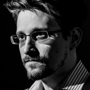 EE UU demanda a Snowden por publicar su libro "Vigilancia Permanente" sin permitirle revisarlo