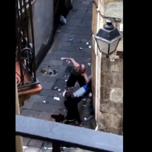 Varias personas agreden a un ladrón que trataba de robar a un repartidor en Barcelona