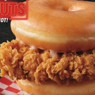 Kentucky Fried Chicken presenta en Estados Unidos un sándwich de pollo frito hecho con donuts glaseados