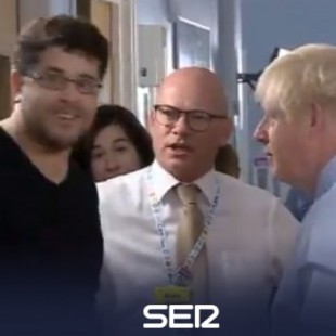El padre de una niña enferma se encara con Boris Johnson: "Vienes aquí para aparecer en la prensa"