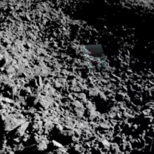 Primera imagen del raro material hallado en la cara oculta de la Luna